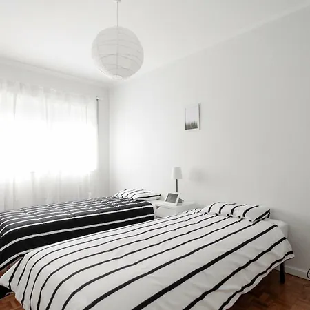 Downtown 2 Bedroom Peaceful Flat - Balcony & Private Parking Порту
