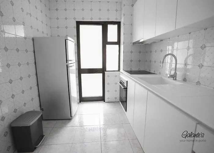 Downtown 2 Bedroom Peaceful Flat - Balcony & Private Parking Порту