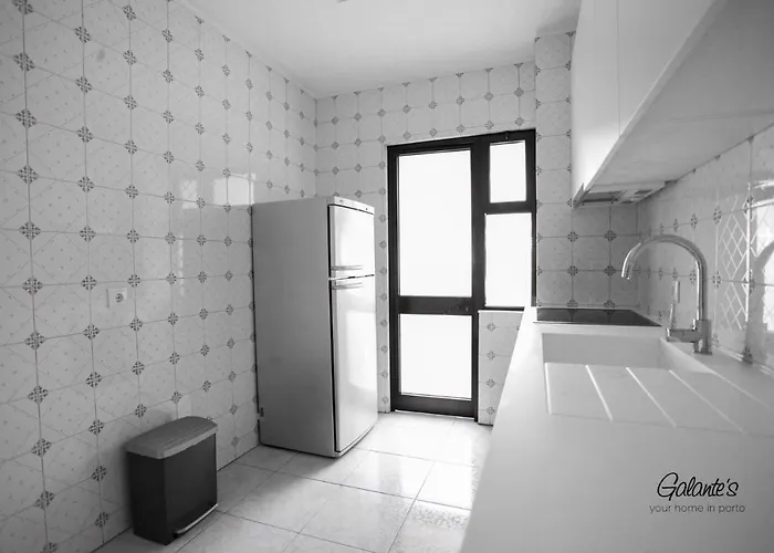 Апартаменты Downtown 2 Bedroom Peaceful Flat - Balcony & Private Parking *