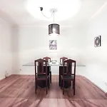 Downtown 2 Bedroom Peaceful Flat - Balcony & Private Parking * Porto