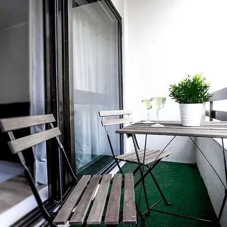 Downtown 2 Bedroom Peaceful Flat - Balcony & Private Parking *