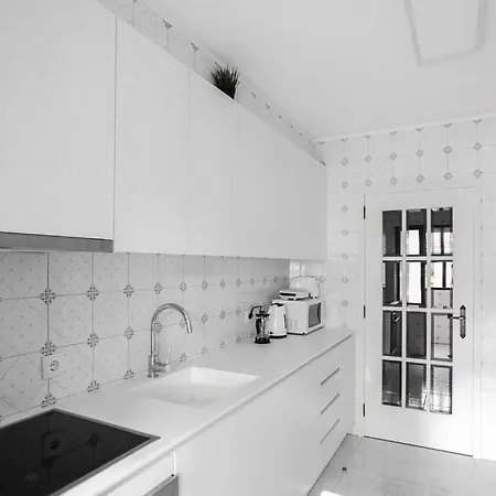 Apartment Downtown 2 Bedroom Peaceful Flat - Balcony & Private Parking Porto