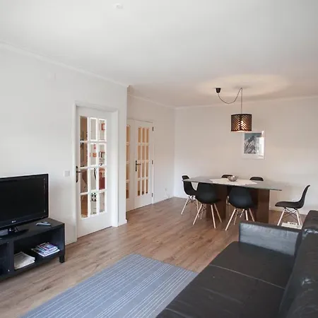 Downtown 2 Bedroom Peaceful Flat - Balcony & Private Parking Porto
