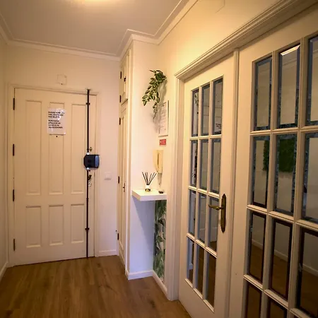 Downtown 2 Bedroom Peaceful Flat - Balcony & Private Parking *