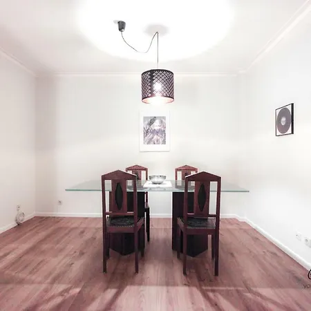 Downtown 2 Bedroom Peaceful Flat - Balcony & Private Parking * Oporto