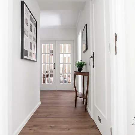 Downtown 2 Bedroom Peaceful Flat - Balcony & Private Parking * Oporto