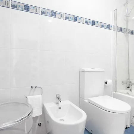 Downtown 2 Bedroom Peaceful Flat - Balcony & Private Parking Apartment