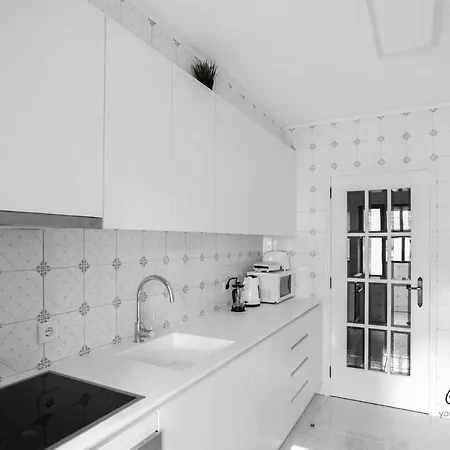 Apartment Downtown 2 Bedroom Peaceful Flat - Balcony & Private Parking Porto