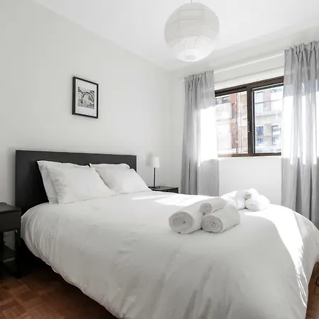 Downtown 2 Bedroom Peaceful Flat - Balcony & Private Parking