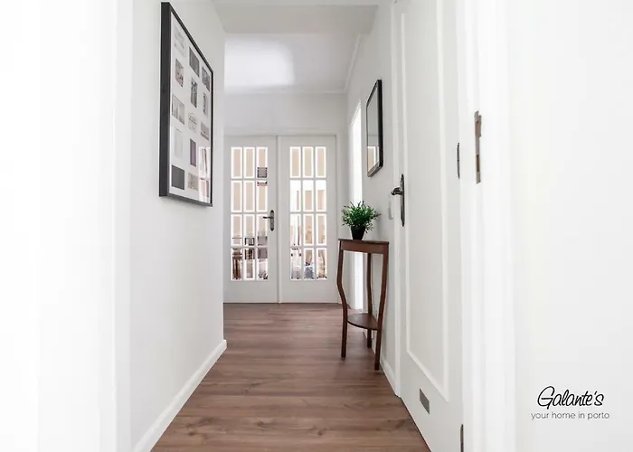 Downtown 2 Bedroom Peaceful Flat - Balcony & Private Parking * Porto