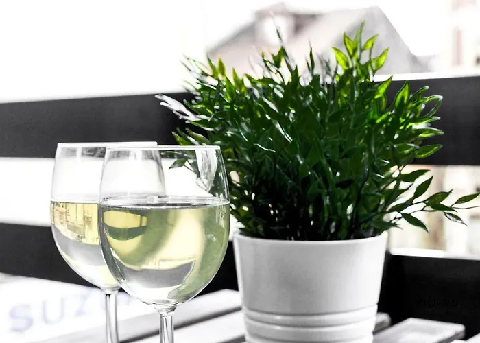 Daire Downtown 2 Bedroom Peaceful Flat - Balcony & Private Parking Porto