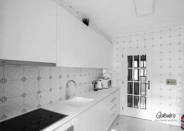 Daire Downtown 2 Bedroom Peaceful Flat - Balcony & Private Parking Porto