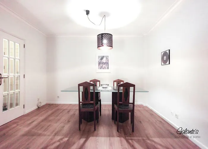 Downtown 2 Bedroom Peaceful Flat - Balcony & Private Parking * Oporto