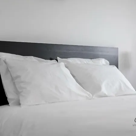 Downtown 2 Bedroom Peaceful Flat - Balcony & Private Parking Apartmán *